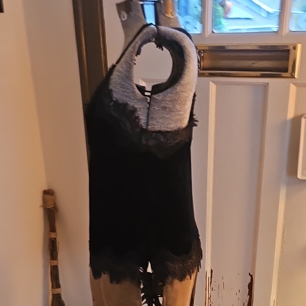 Elegant Black Lace Trim Camisole - Picture 5 of 9